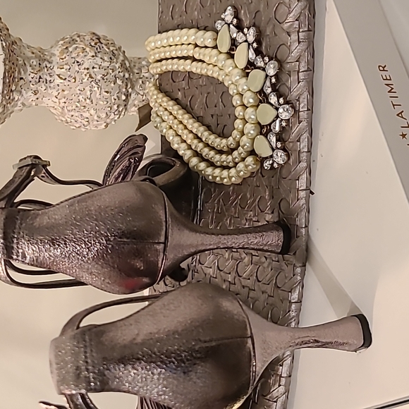 COPY - GIBSON 🌟 LATIMER TAWNY Lame' PEWTER Ankle Strap Bow Detail Dress SANDALS - Picture 4 of 6